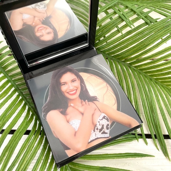 NIB MAC Selena Highligher - Picture 1 of 5